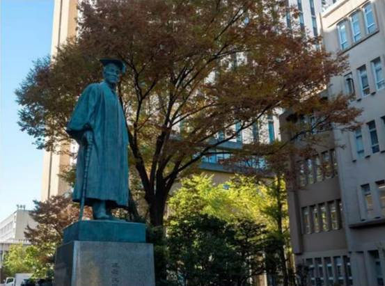 建筑上有雕塑AI 生成的内容可能不正确。