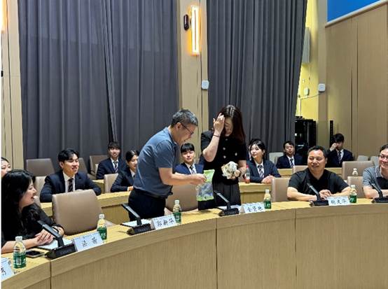 会议室里的人们 AI 生成的内容可能不正确。